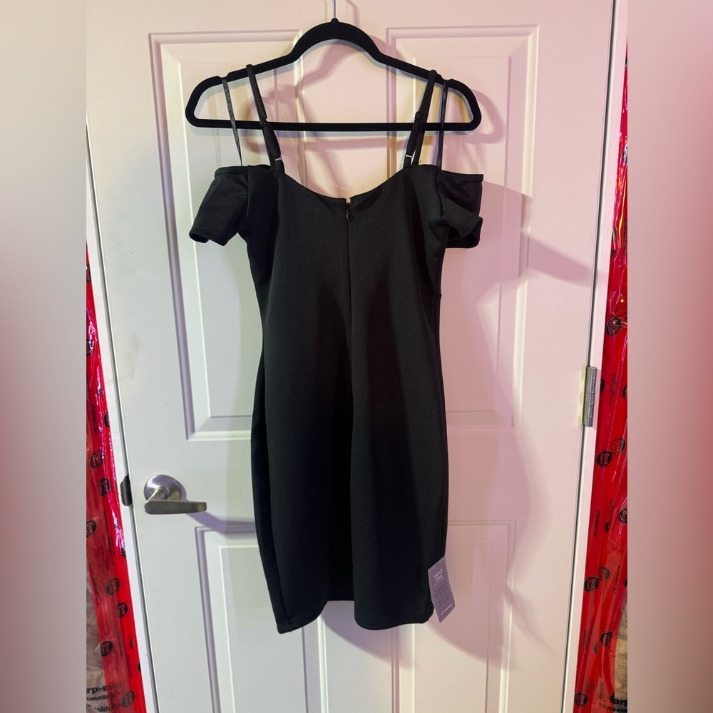 NWT Le Chateau Black Cold-Shoulder Knot Front Bodycon Dress - M - Picture 4 of 11